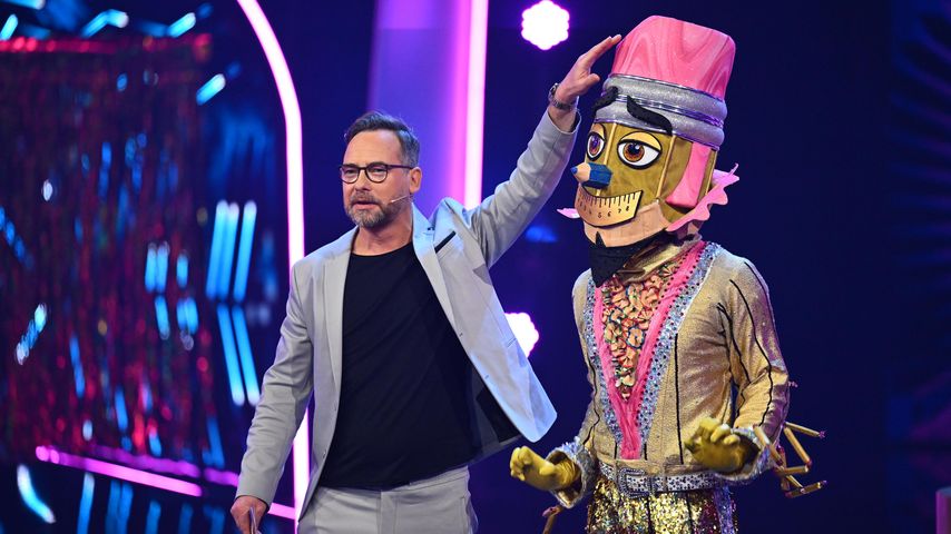 Moderator Matthias Opdenhövel und der Buntstift im Finale von "The Masked Dancer"