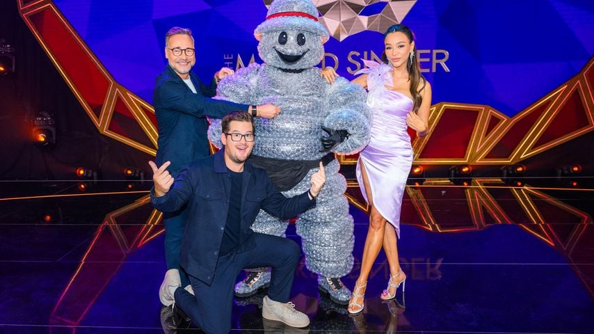 Matthias Opdenhövel, Verona Pooth und Chris Tall posieren mit dem neuen "The Masked Singer"-Kostüm Bubble, Bild: Joyn/Marc Rehbeck
