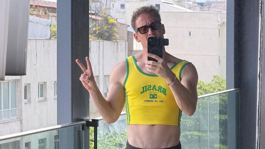 Matthias Schweighöfer versendet Neujahrsgrüße im Crop-Top