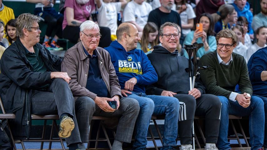 Matthias Strauss, Dieter Hauert, Marco Baldi und Eric Schweitzer beim DBBL-Playoffspiel von Alba Berlin