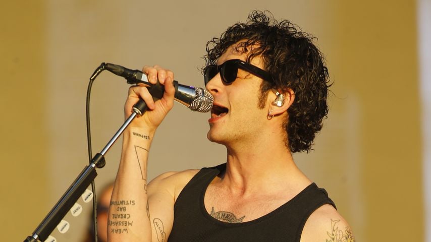 Matty Healy auf der Bühne im Jahr 2023