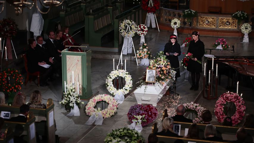 Maud Angelica und Märtha Louise bei Ari Behns Trauerfeier