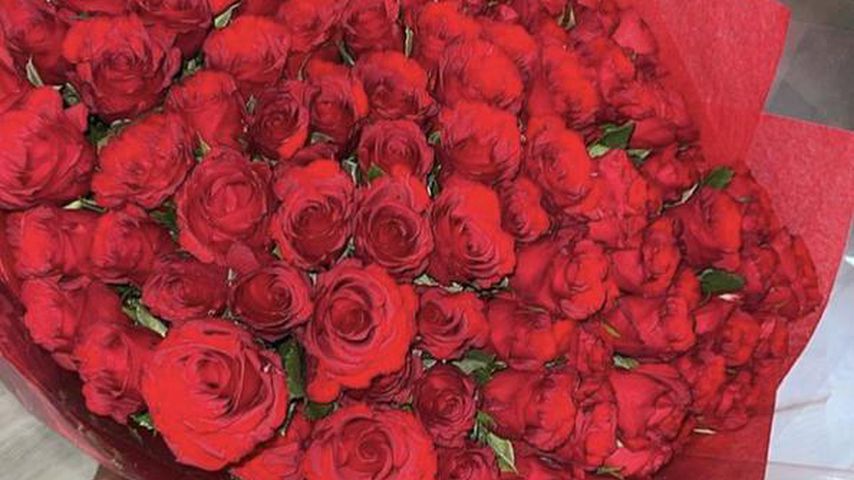 Maura Higgins mit einem Strauß Rosen