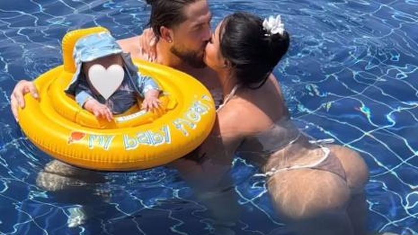 Maurice Dziwak planscht mit Baby und seiner Leandra im Pool