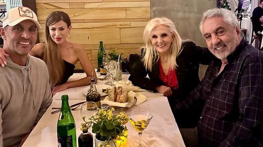 Mauricio Umansky mit seinen Eltern Estella und Eduardo und Leslie Bega, Oktober 2023