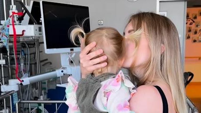 Mavie und ihre Mama Eva Lott mit Baby Leo im Hintergrund, April 2026