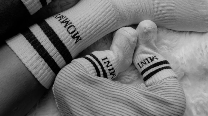 Max Bornmann und Melina Hochs Füße und ihr Baby