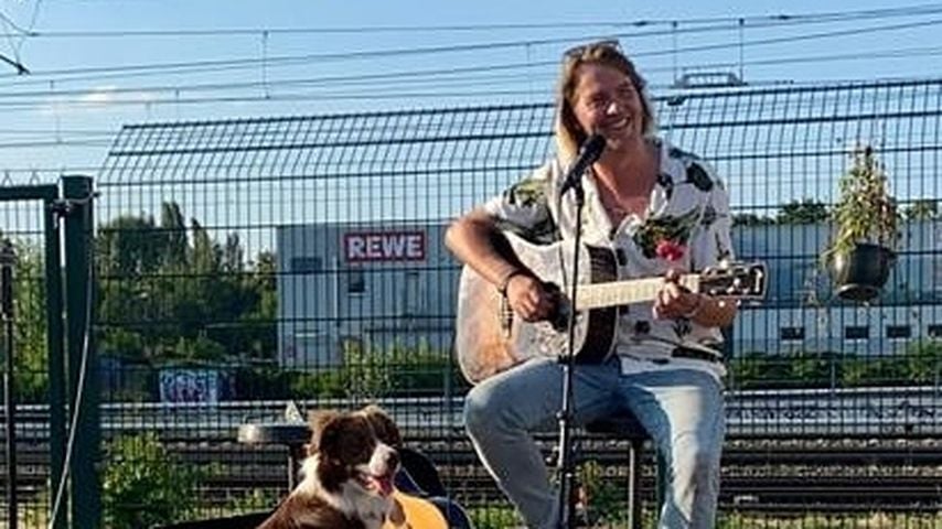 Max Buskohl bei einer Acoustic Session in Berlin