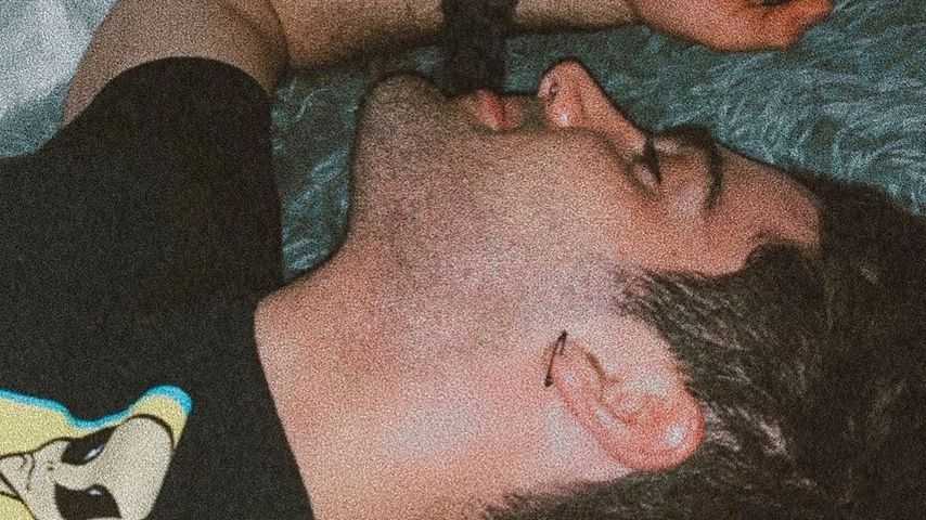 Max Ehrich mit Demi Lovatos Hund Batman, März 2020