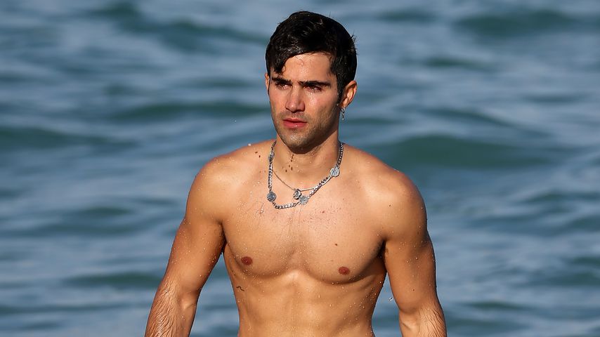 Sexy on the Beach: Demi Lovatos Ex Max zeigt seine Muskeln
