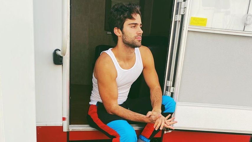 Max Ehrich sitzt
