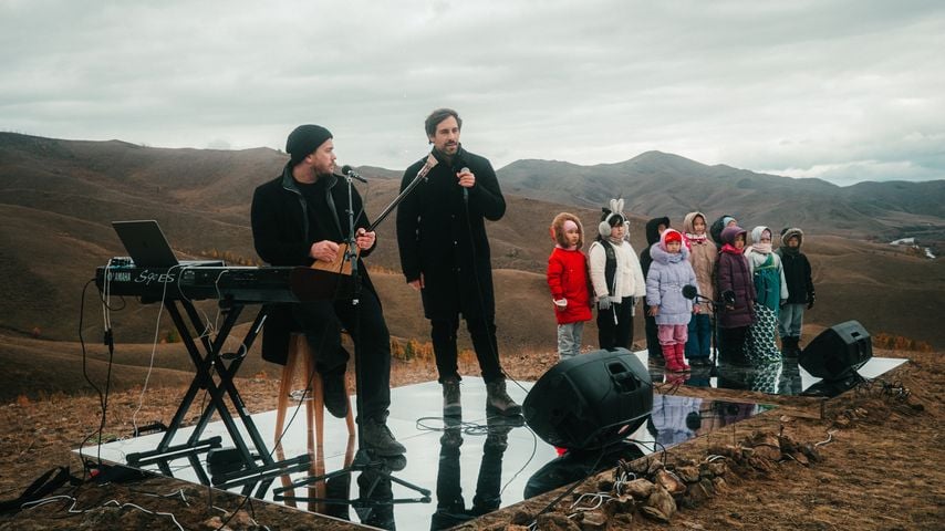 Musiker Max Giesinger performt zusammen mit einem Kinderchor in der mongolischen Steppe.