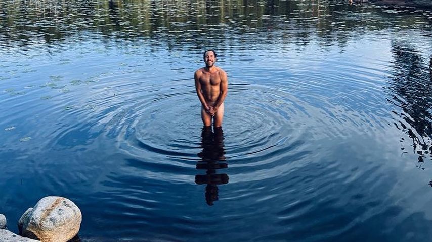 Was für ein Anblick! Hier posiert Max Giesinger nackt im See