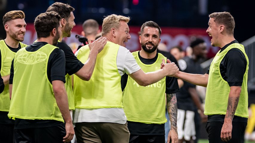 Max Kruse und Knossi bei der Baller League, April 2024