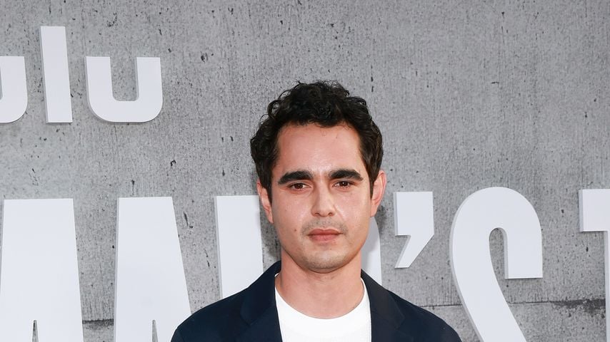 Bei der Premiere von "The Handmaid's Tale" Staffel 6: Max Minghella am TCL Chinese Theatre
