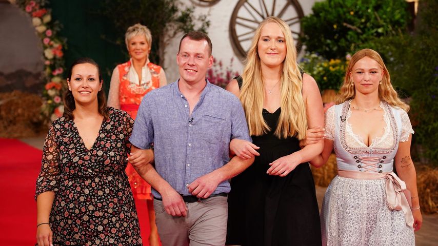 Max und seine "Bauer sucht Frau"-Bewerberinnen Sonja und Anna beim Scheunenfest 2022