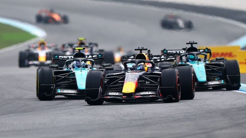 Max Verstappen vor Andrea Kimi Antonelli und George Russell beim Großen Preis von Bahrain in Sepang, Kuala Lumpur