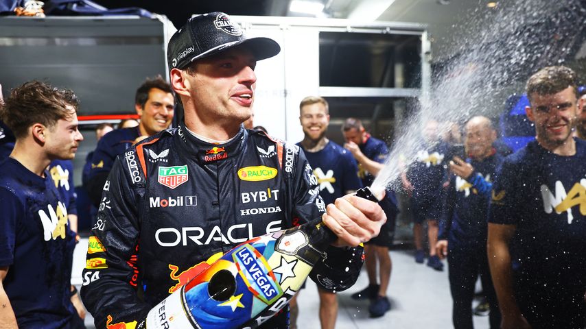So feuchtfröhlich feierte Max Verstappen den Formel-1-Sieg