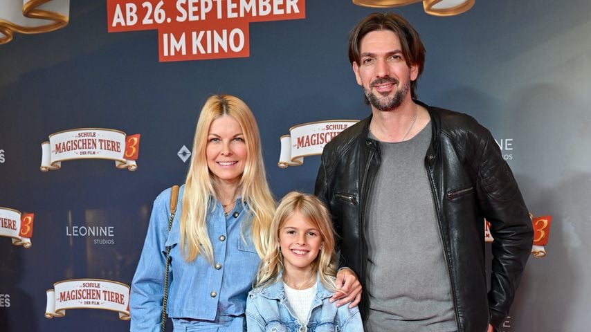 Max Wiedemann, Moderatorin Tina Kaiser und Tochter Liv Kaiser bei einer Filmpremiere, München 2024.
