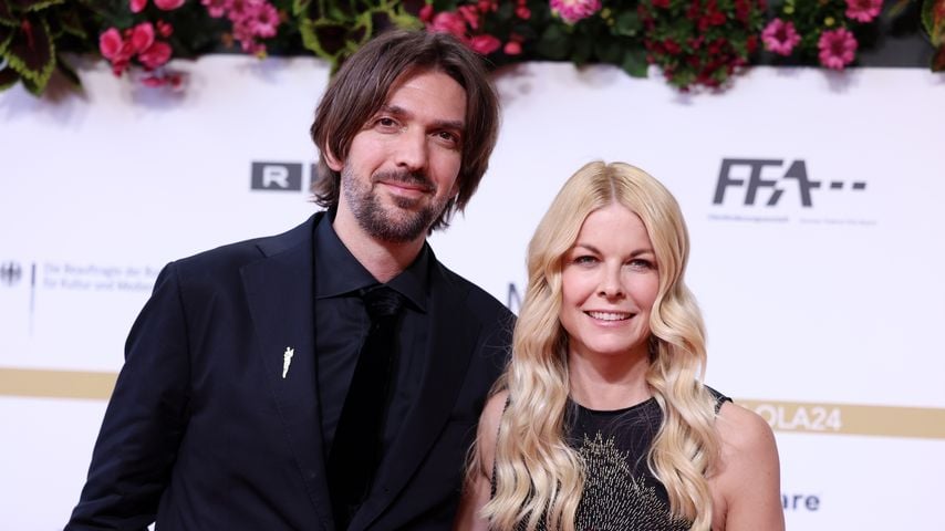 Filmemacher Max Wiedemann und Moderatorin Tina Kaiser beim Deutschen Filmpreis, 2024 Berlin.