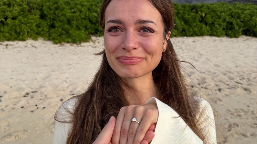 Maxime Herbord zeigt ihren Verlobungsring
