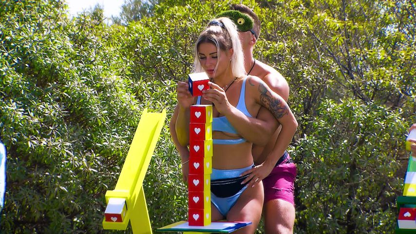 Maximilian und Sabrina bei einer "Are You The One"-Challenge