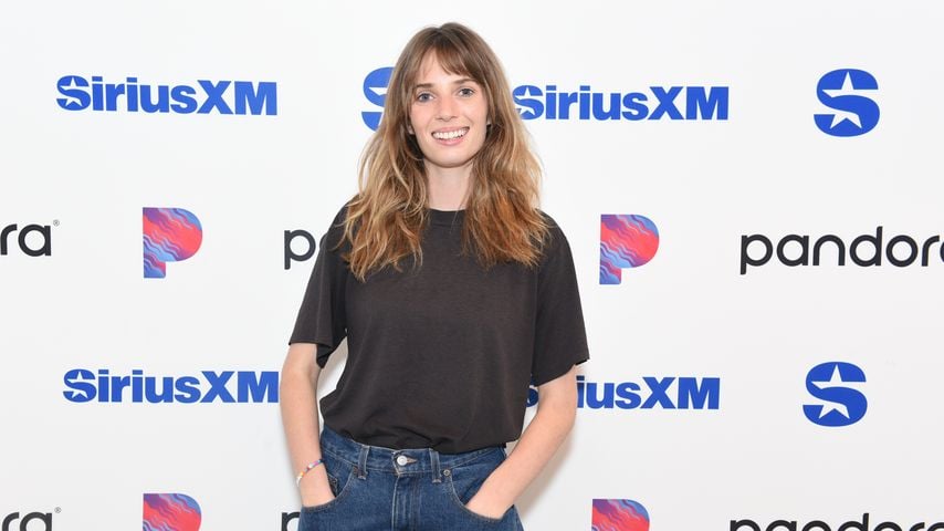 Großer Diamantring: Maya Hawke entfacht Verlobungsgerüchte