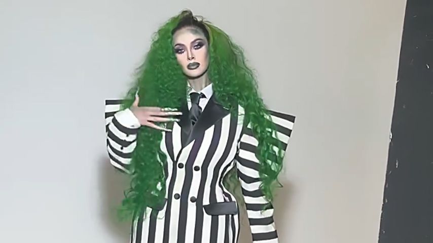 Maya Jama im Beetlejuice-Outfit zu Halloween 2024