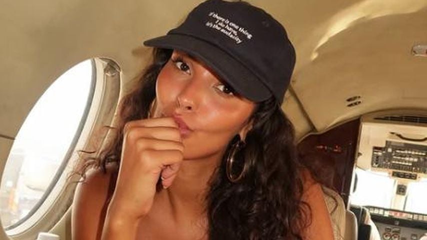 Maya Jama im Privatjet, September 2026