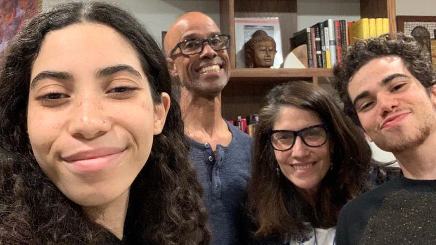 Cameron Boyce (r.) mit seiner Schwester Maya und seinen Eltern Victor und Libby
