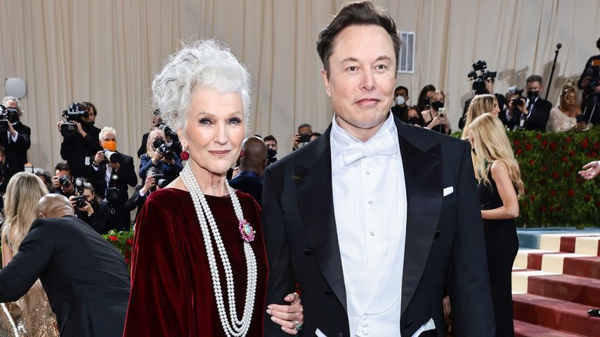 Maye Musk mit ihrem Sohn Elon bei der Met Gala 2022