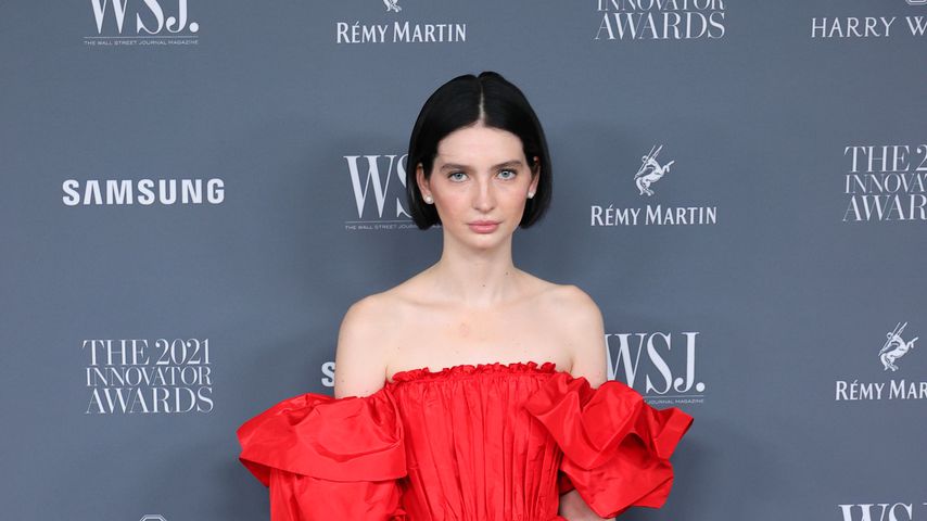 Im kleinen Roten: Meadow Walker begeistert im eleganten Look