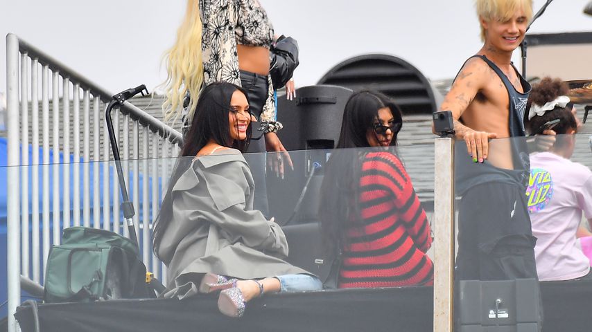 Megan Fox und Kourtney Kardashian beim Dachterrassen Auftritt von Machine Gun Kelly im Juni 2021