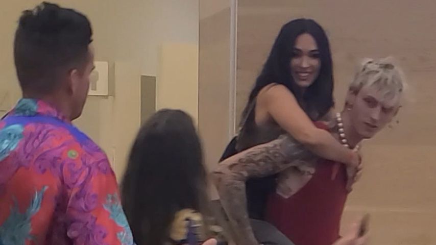 Megan Fox und Machine Gun Kelly mit Fans