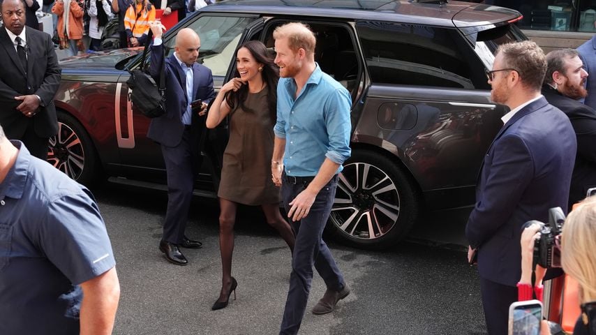 Prinz Harry & Meghan landen mit breitem Lächeln in Sydney