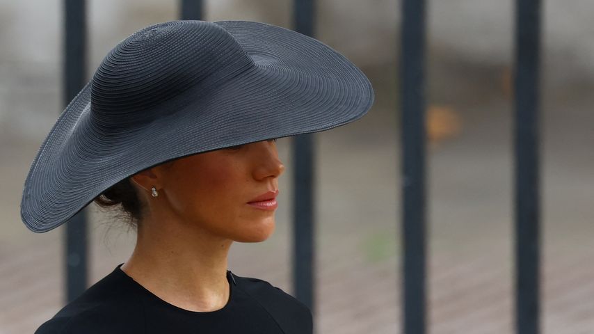 Bei Trauerfeier: Herzogin Meghan trägt Ohrringe der Queen!