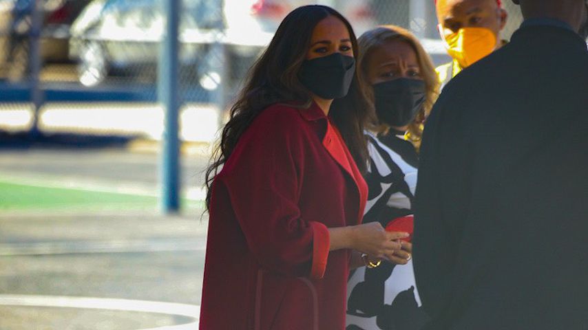 Schulbesuch: Herzogin Meghan begeistert im roten Zweiteiler