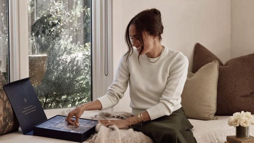 Meghan mit dem Adventskalender ihrer Luxusmarke As Ever