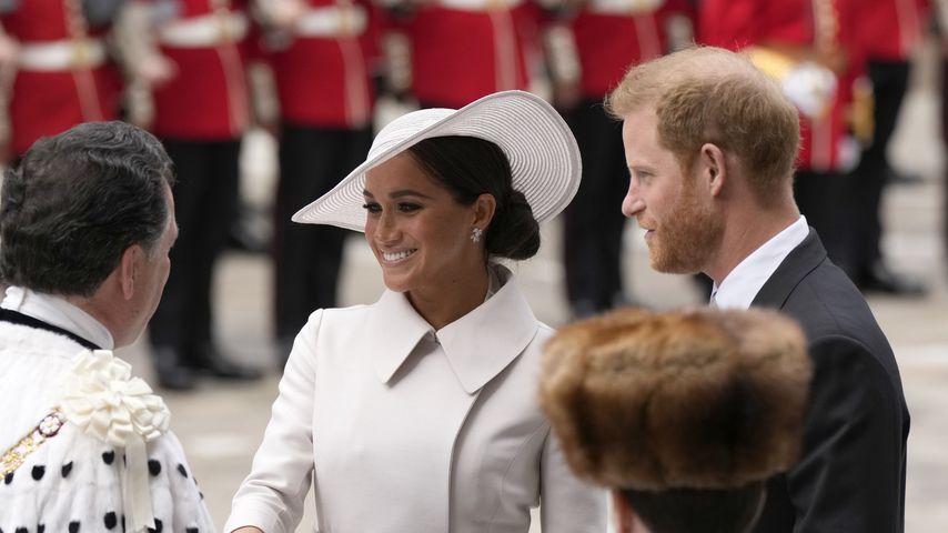 Zum Gottesdienst: Harry und Meghan werden mit Jubel begrüßt!