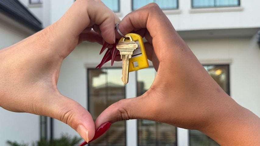 Meghan Thee Stallion und Klay Thompson (vermutet) mit den Schlüsseln zu ihrem Haus, Oktober 2025