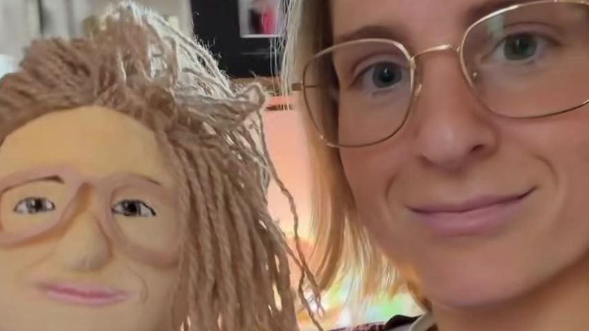 Meghan Trainor zeigt eine Stoffpuppe – eine Mini-Version von sich selbst–, die sie für ihren Sohn Riley angefertigt hat.