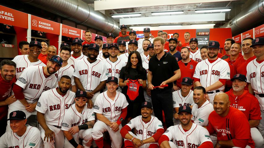Herzogin Meghan und Prinz Harry mit den Red Sox