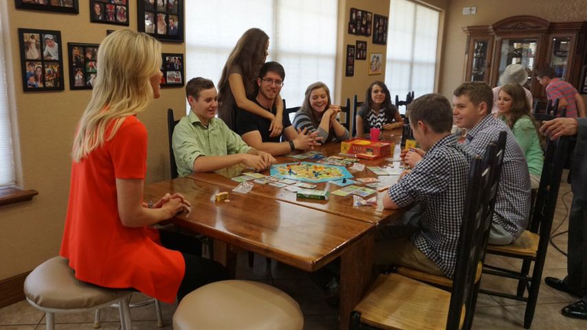 Journalistin Megyn Kelly mit der Duggar-Familie im Juni 2015 in Arkansas