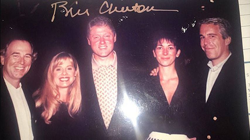 Bill Clinton, Ghislaine Maxwell und Jeffrey Epstein in einem von der US-Justiz veröffentlichten Foto aus den Epstein-Akten