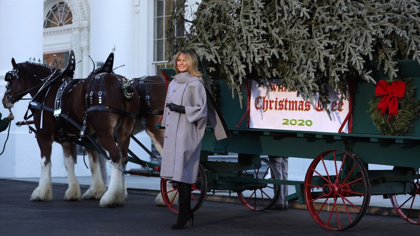 Melania Trump mit dem Weihnachtsbaum vor dem Weißen Haus