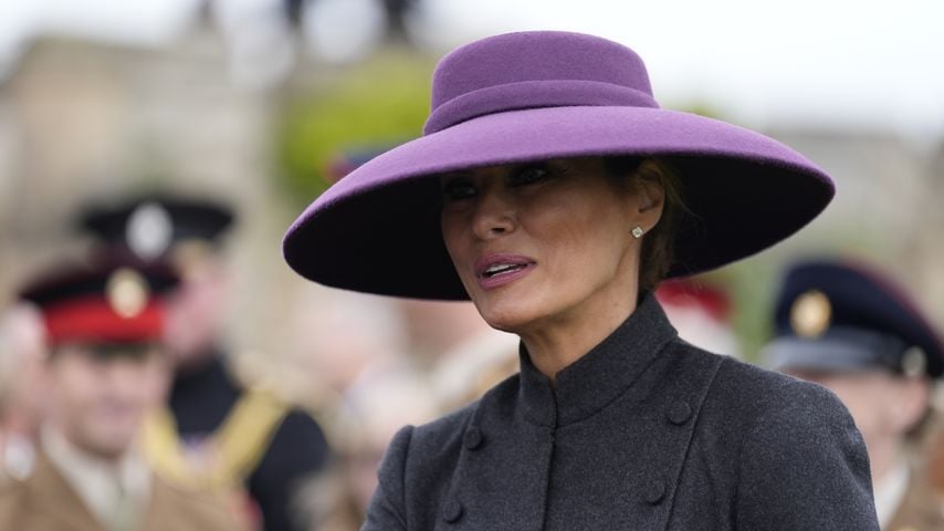 Riesiger Hut bei Staatsbesuch: Melania Trump belustigt Fans