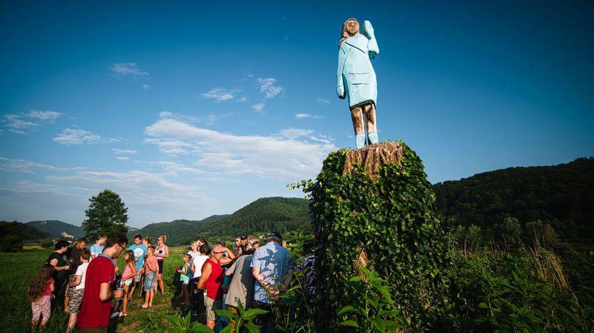 Melania Trumps Holzfigur der Künstler Brad Downey und Ales “Maxi” Zupevc in Slowenien