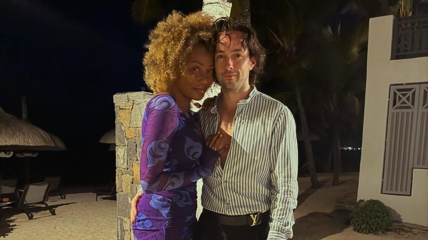 Melanie B. kuschelt sich an ihren Ehemann