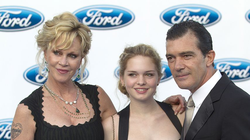 Stella Banderas mit ihren Eltern Melanie Griffith und Antonio Banderas im August 2012