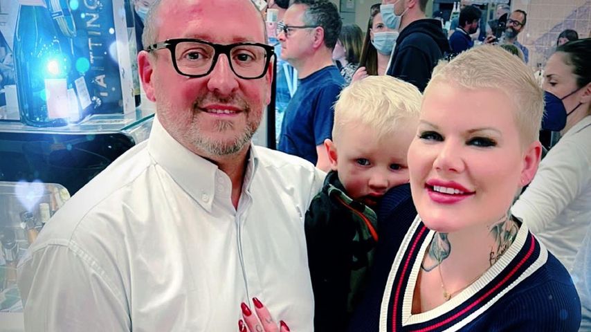 Melanie Müller (r.) mit ihren beiden Kindern und Andreas Kunz im April 2022